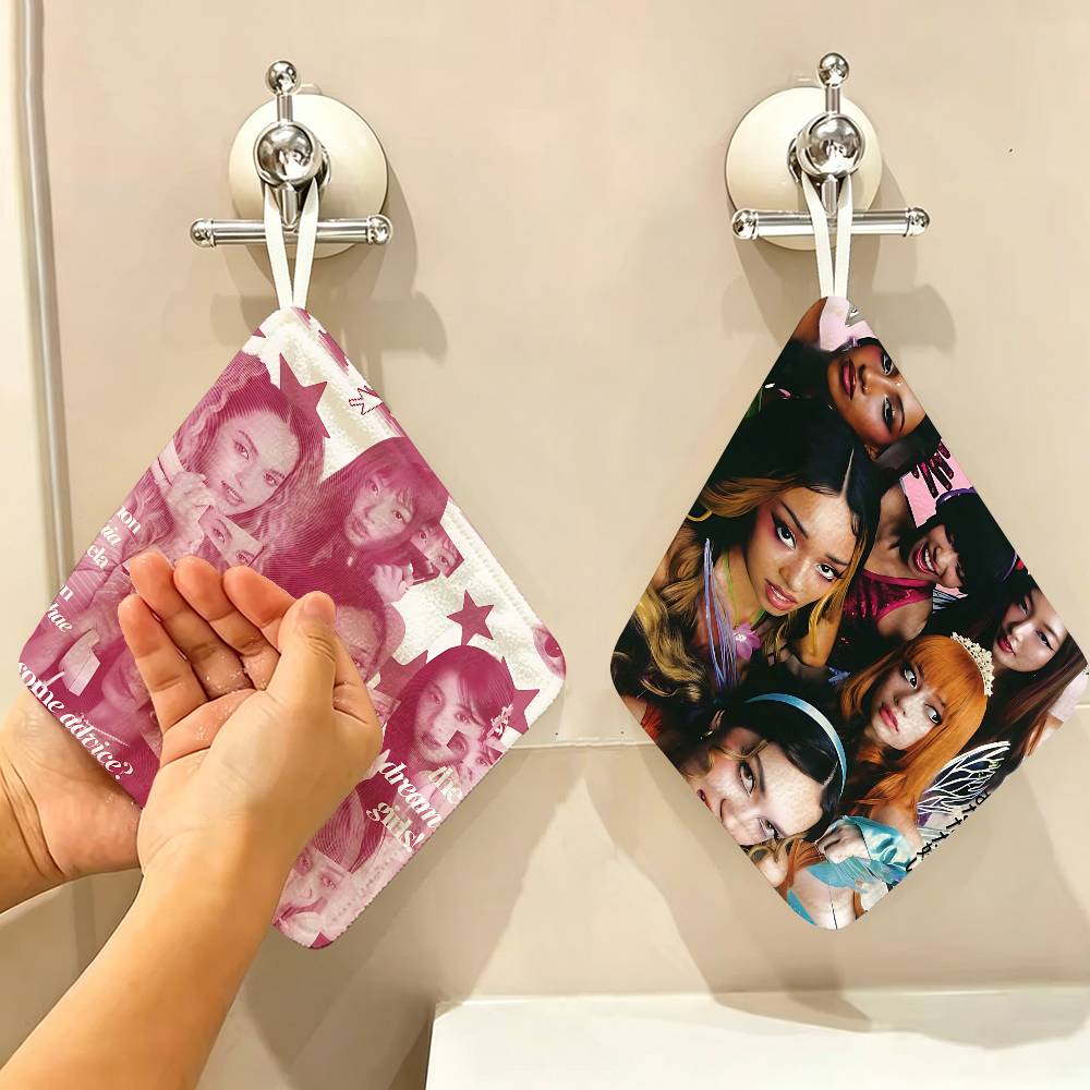 Global Commercial Printing - ผ้าเช็ดมือโพลีเอสเตอร์คอตตอนยี่ห้อ Global Pop Group K-Katseye พร้อมห่วงแขวน
